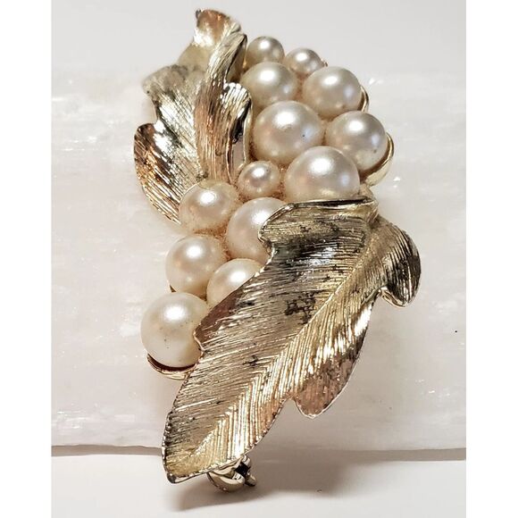 VTG Lisner Brooch Signed White Gold Tone Leaves Faux Pearl 1960's MINT Condt Pin - Picture 4 of 13